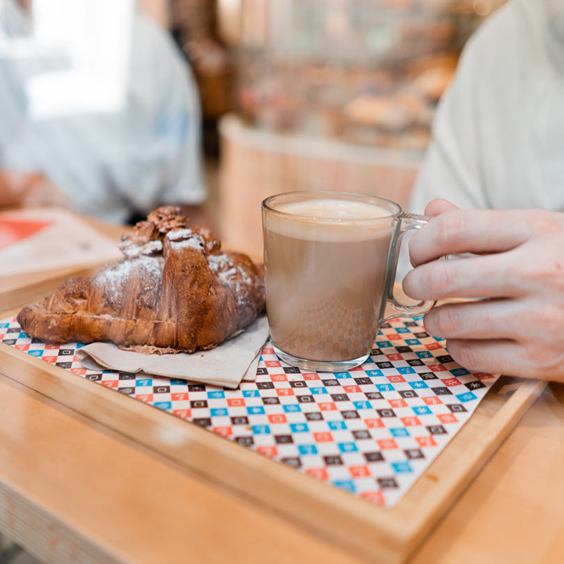 Desayuno de café y croissant con bandeja mantel de patrón