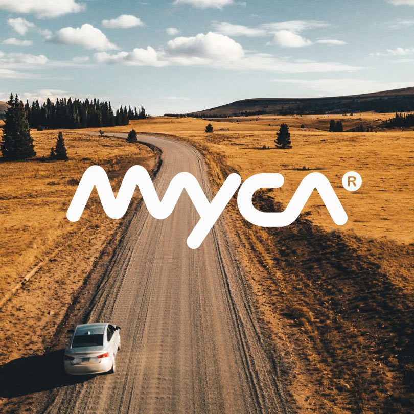 paisaje con coche y logotipo Myca