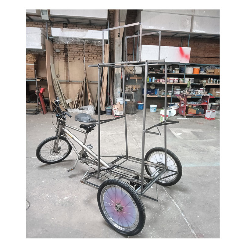 Bicicleta con estructura metálica en taller