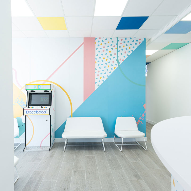 Diseño interior con vinilo en pared clínica infantil