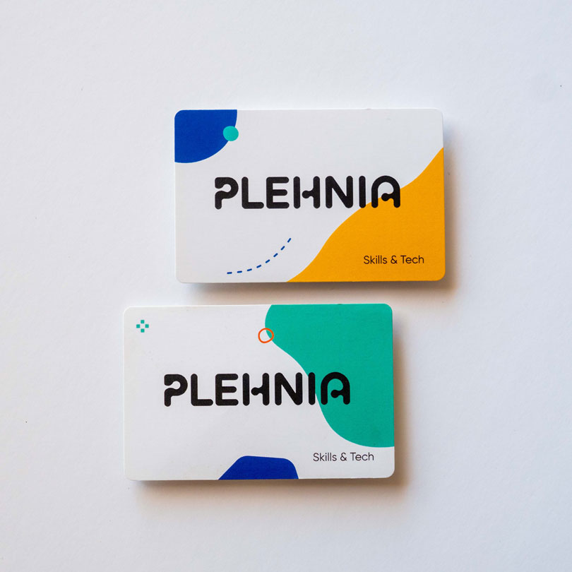 Dos tarjetas de visita con formas y logotipo de Plehnia