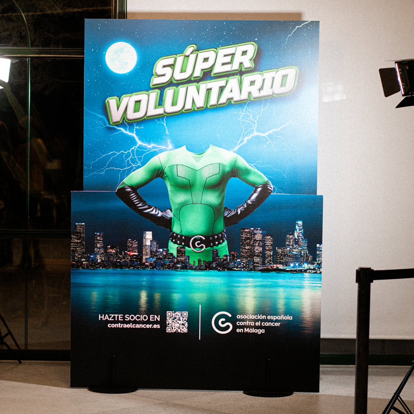 photocall para voluntarios con imagen de superhéroe