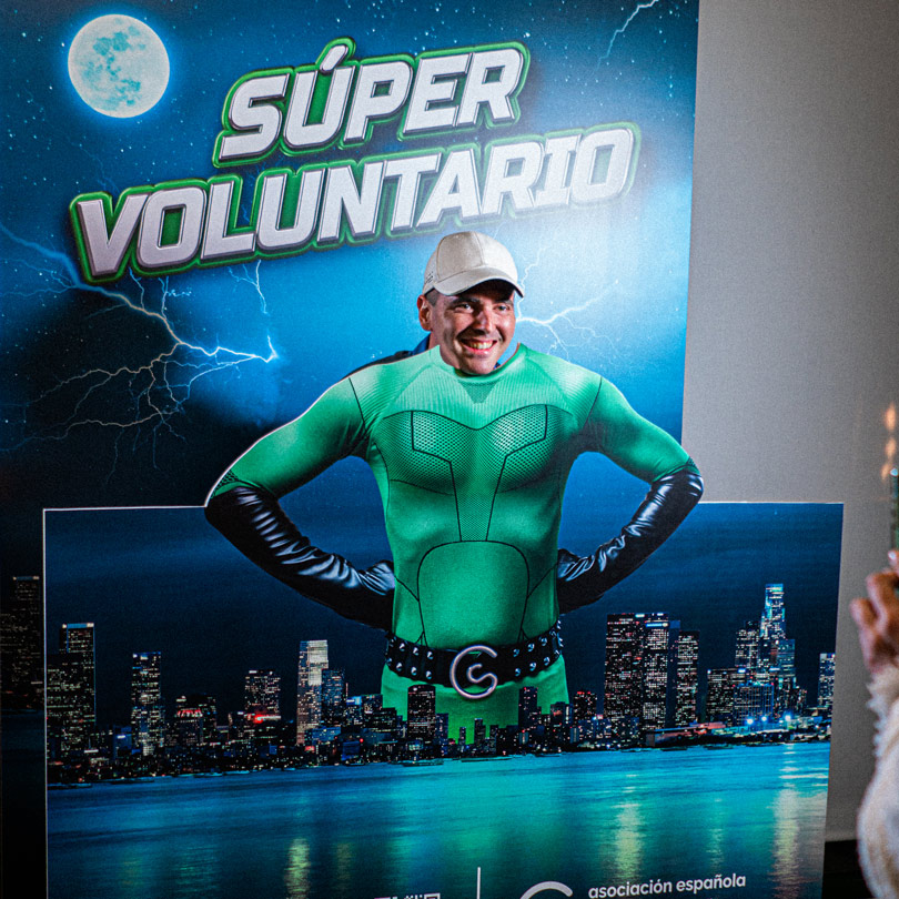 photocall para voluntarios con imagen de superhéroe